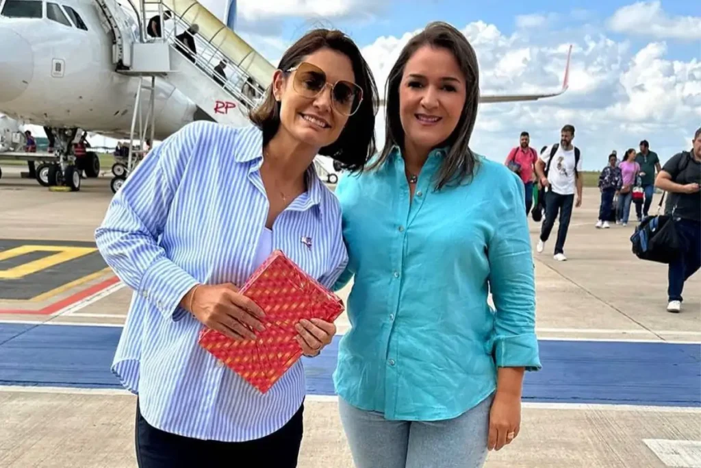 Michelle Bolsonaro segurando uma bíblia que ganhou da prefeita de Campo Grande (Foto: Reprodução/Instagram)