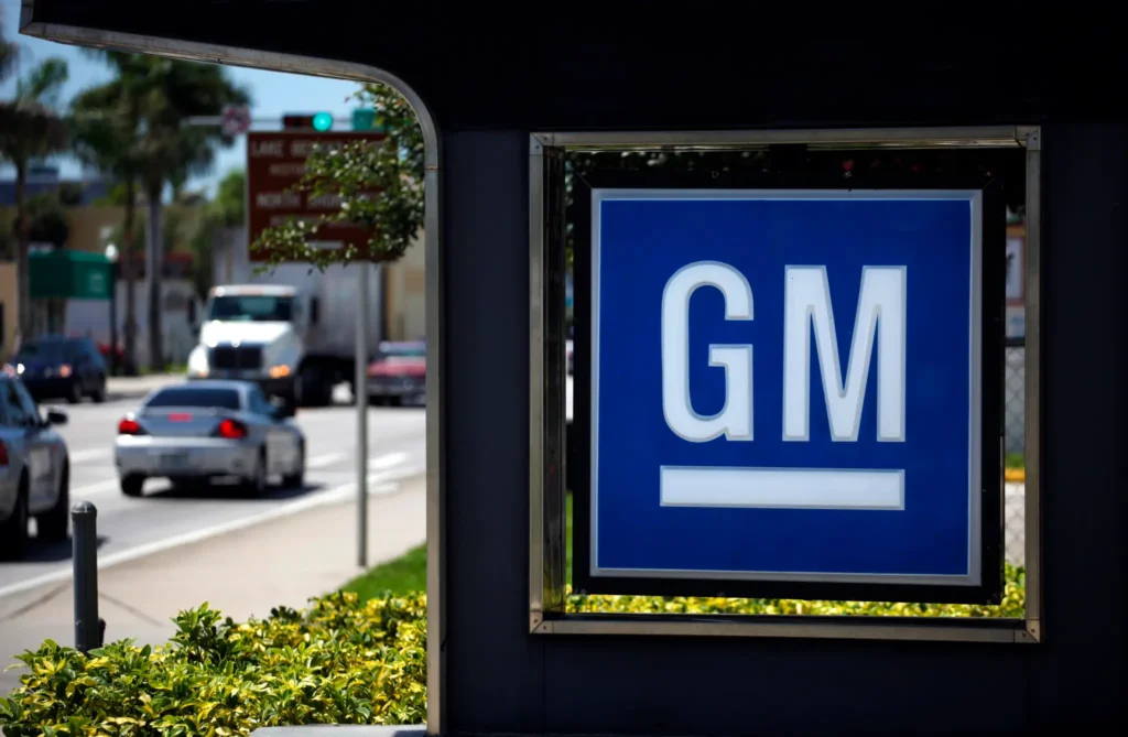 Placa com logo da GM em concessionária em Miami, EUA 12/08/2010 REUTERS/Carlos Barria