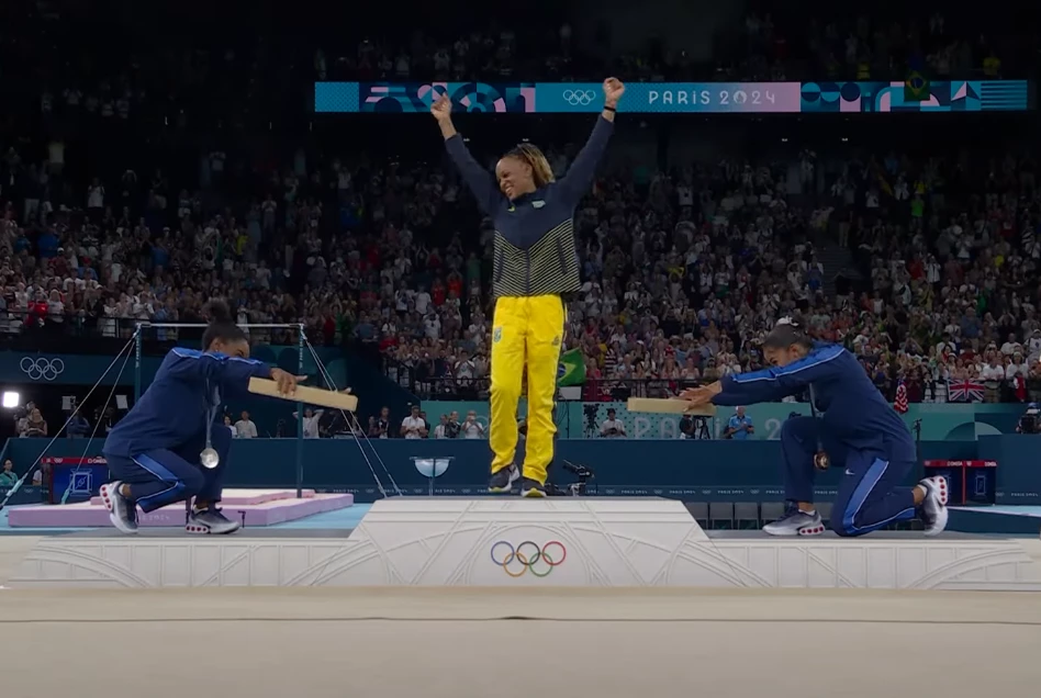 Simone Biles e Jordan Chiles reverenciam Rebeca Andrade Foto: Frame de vídeo / YouTube / CazéTV