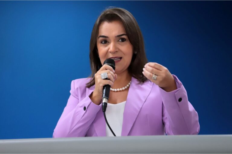 Prefeita Adriane Lopes (Foto: Izaias Medeiros/Câmara CG)