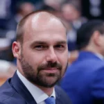 Centrão vê Eduardo como sucessor natural de Bolsonaro e liga sinal de alerta nos bastidores
