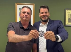Jair Bolsonaro entregando a medalha "3i" ao ex-deputado estadual Capitão Contar - Foto: Redes Sociais