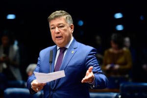Em pronunciamento, à bancada, senador Carlos Viana (Podemos-MG). - Foto: Saulo Cruz/Agência Senado