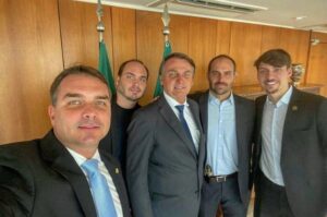 Bolsonaro e filhos - Foto: Redes Sociais