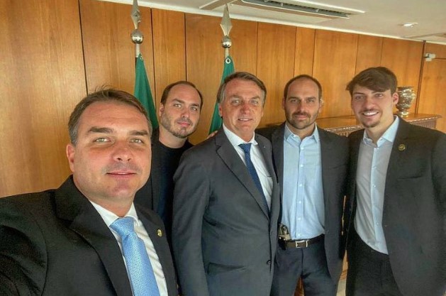 Bolsonaro e filhos - Foto: Redes Sociais