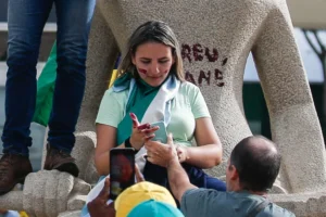 Débora Santos escreveu frase na estátua A Justiça Foto: Gabriela Biló/Folhapress