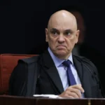 Moraes suspende visitas de Flávio a Jair Bolsonaro por 90 dias após divulgação de carta manuscrita