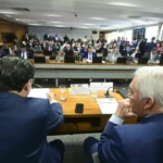 CCJ da Câmara aprova admissibilidade das PECs que acabam com a escala 6×1; textos seguem para comissão especial