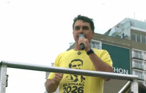 Flávio Bolsonaro em ato no Rio Foto: Reprodução/YouTube Flávio Bolsonaro