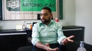 Marcelo Pé, prefeito de Antônio João em seu gabinete na prefeitura (Foto: Campo Grande News)