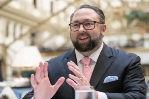 Jason Miller, ex-assessor de Donald Trump • Reprodução/ Instagram