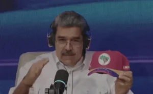 Maduro segura boné do MST Foto: Reprodução/VTV