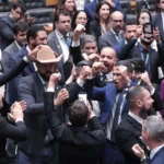 Câmara aprova projeto que reduz penas do 8 de janeiro e abre caminho para aliviar condenação de Bolsonaro