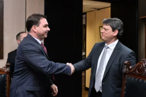 Flávio Bolsonaro e Tarcísio de Freitas em foto de 2019 Foto: Edsom Leite/MInfra