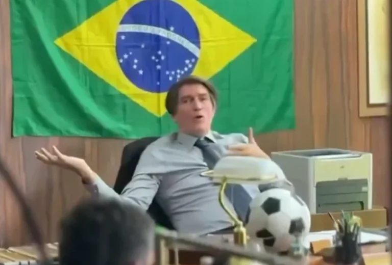 Jim Caviezel como Jair Bolsonaro em Dark Horse