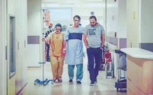 Jair Bolsonaro caminha pelo Hospital DF Star ao lado de enfermeira e do filho, Carlos Bolsonaro Foto: Arquivo Pessoal