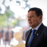 General “melancia”, Mourão assina homenagem a filme estrelado por Wagner Moura