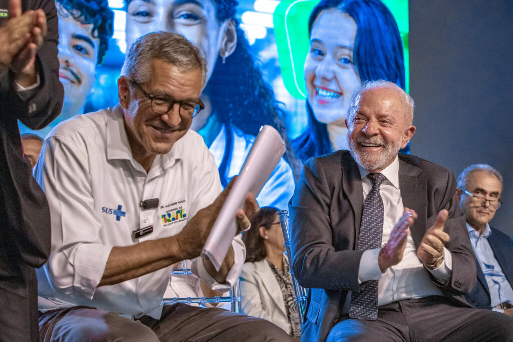 Ministro da Saúde, Alexandre Padilha, ao lado de Lula Foto: João Risi/MS