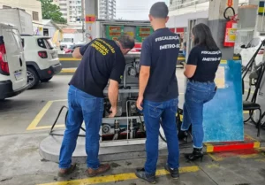 Agentes do Inmetro fiscalizam posto de combustível (Foto: divulgação, Inmetro)