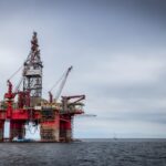 Petróleo volta a superar US$ 100 em meio à guerra e Irã ameaça barril a US$ 200