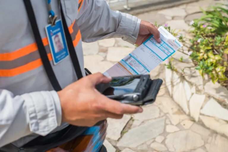 Funcionário da Energisa fazendo a leitura da conta de luz (Foto: Divulgação/Concen-MS)