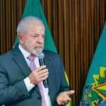 Lula sanciona ampliação da licença-paternidade e diz que homens vão “aprender a trocar fralda” com nova lei