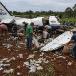 Avião com R$ 15 milhões cai no Paraguai e moradores saqueiam aeronave antes da chegada da polícia