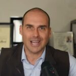 Ego de Eduardo Bolsonaro explode em cobrança pública e tenta transformar Nikolas Ferreira em “devedor eterno” da família