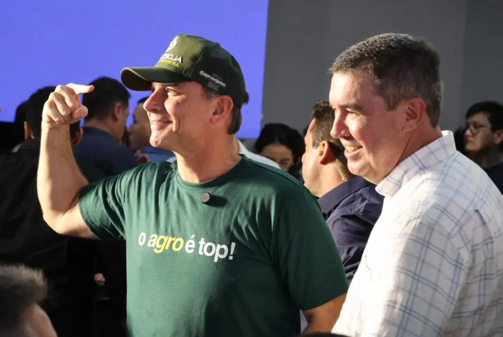 Flávio Bolsonaro foi recepcionado pelo governador Eduardo Riedel, na chegada a Campo Grande. (Foto: Pietra Dorneles, Midiamax)