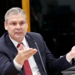 Lindbergh Farias pede ao STF prisão de Eduardo Bolsonaro por fala sobre eleições e TSE