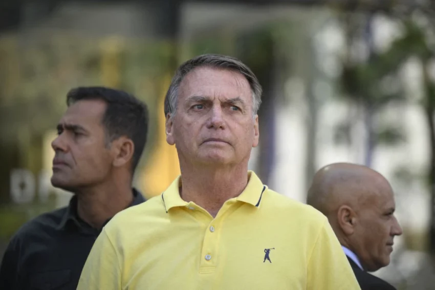 Bolsonaro pede ao STF para se consultar com esposa de Flávio Fernanda Antunes Figueira Bolsonaro é dentista Thamirys Andrade - 16/08/2026 11h37 | atualizado em 17/08/2026 11h02 Jair Bolsonaro Foto: Mateus Bonomi / Anadolu via AFP O ex-presidente Jair Bolsonaro pediu nesta sexta-feira (14) ao Supremo Tribunal Federal (STF) autorização para deixar a prisão domiciliar e ir ao dentista. Na solicitação enviada ao ministro Alexandre de Moraes, a defesa do ex-presidente pede que ele seja atendido pela dentista Fernanda Antunes Figueira Bolsonaro, casada com o senador Flávio Bolsonaro (PL-RJ). A consulta foi marcada para a próxima sexta-feira (21), às 14h. – Requer, portanto, seja autorizada a saída do peticionário de sua residência, exclusivamente para a realização da referida consulta odontológica, pelo período necessário ao deslocamento, atendimento e retorno, observadas as medidas de fiscalização pertinentes – solicitou a defesa. Bolsonaro está proibido de receber visitas de Flávio depois da divulgação, nas redes sociais do senador, de uma carta escrita pelo ex-presidente, que está em prisão domiciliar e proibido de fazer postagens nas redes sociais, inclusive por meio de terceiros. Foto: Mateus Bonomi / Anadolu via AFP