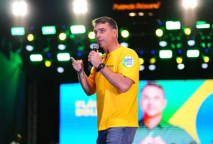 Flávio Bolsonaro em evento do PL Foto: Vittor Sales/Divulgação pré-campanha Flávio Bolsonaro